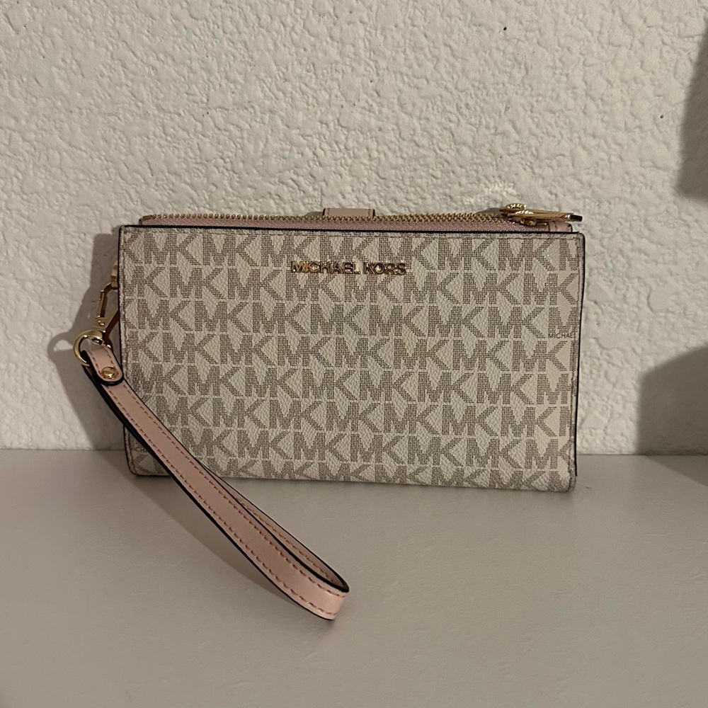 Michael kors wristlet